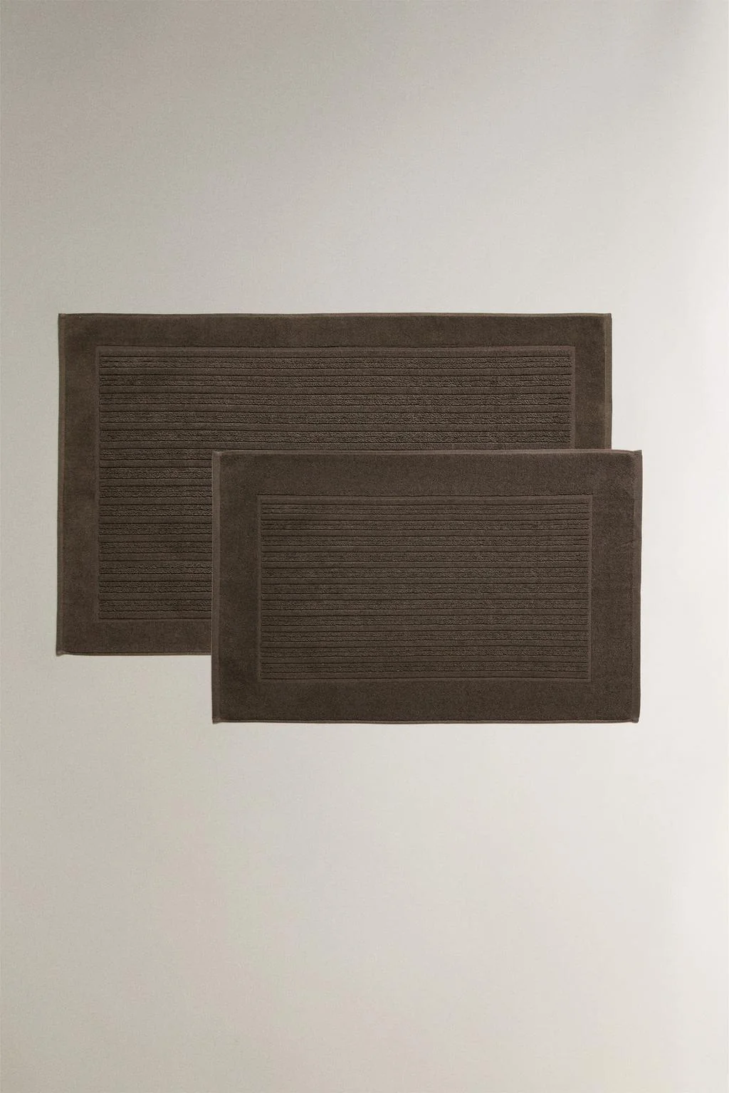 Велюровый коврик для ванной с полосатой текстурой — Коврики для ванной