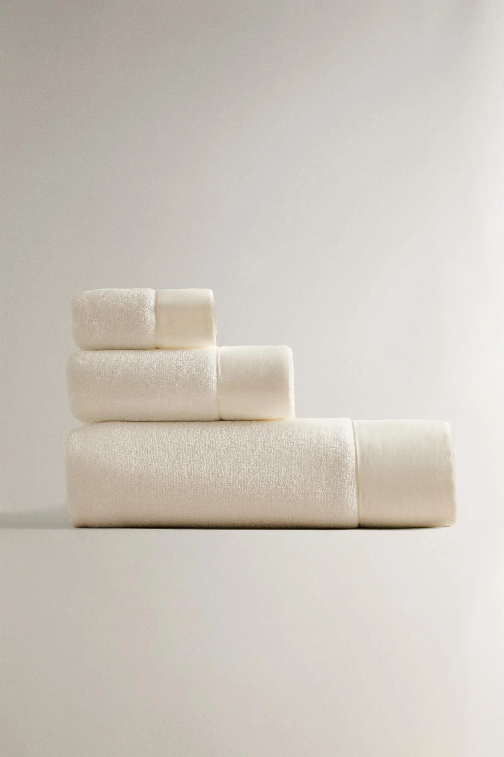 Полотенце для ванной с тканевой полосой