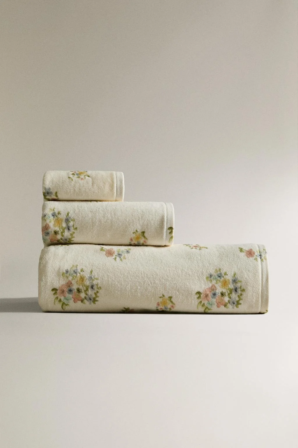 Ворсистое полотенце для ванной с цветочным принтом