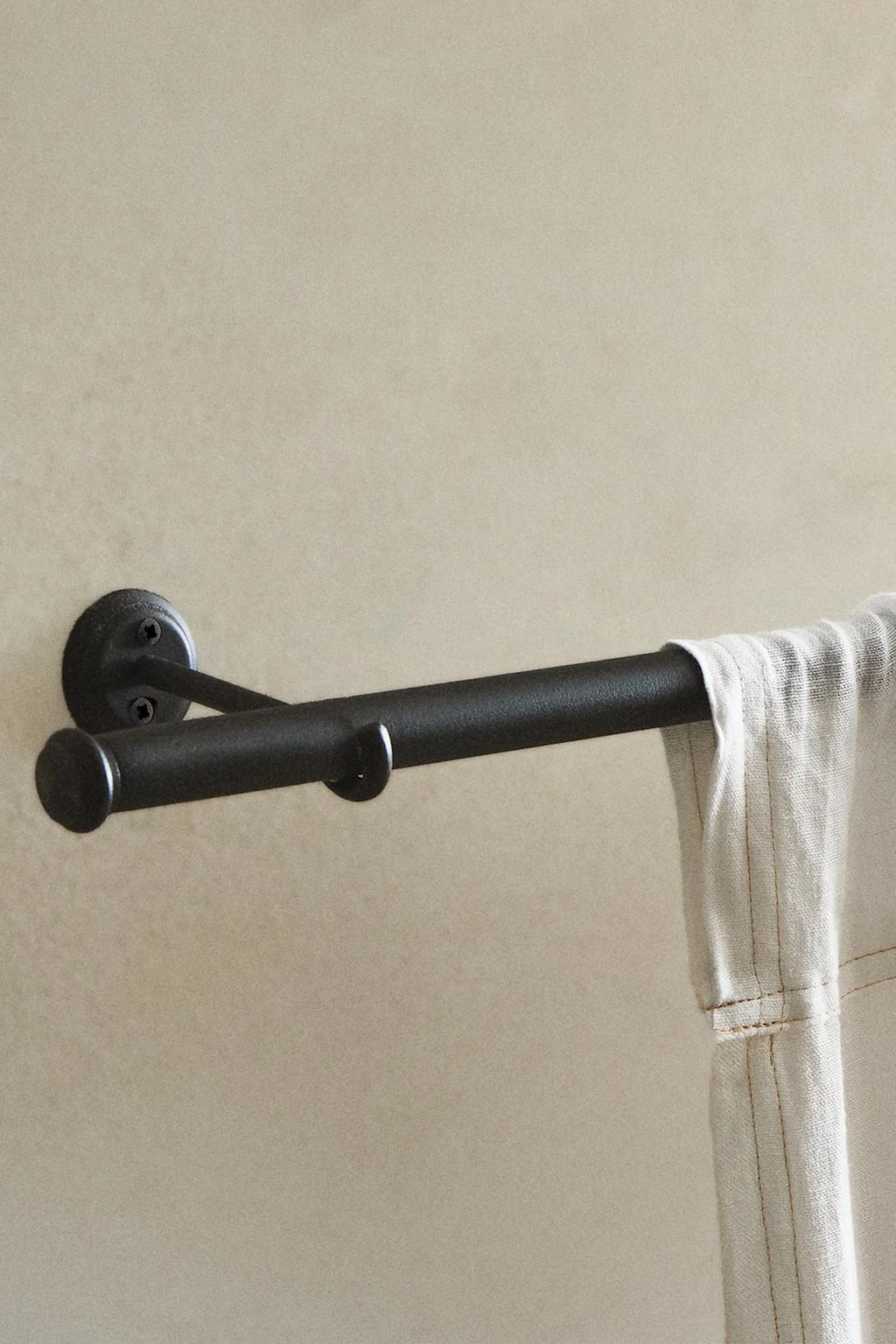 METALLIC CURTAIN POLE HOOK