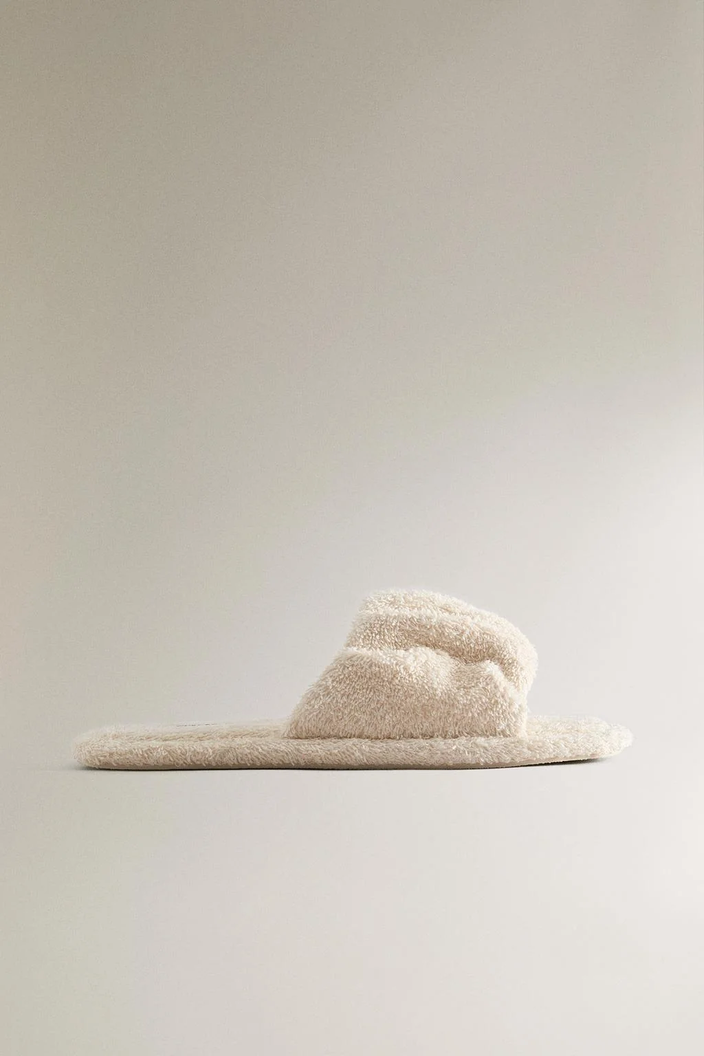 Махровые слайдеры для ванной со складками — Плащи и тапочки для ванной