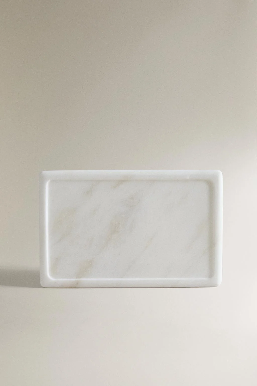 Белая мраморная подставка для ванной