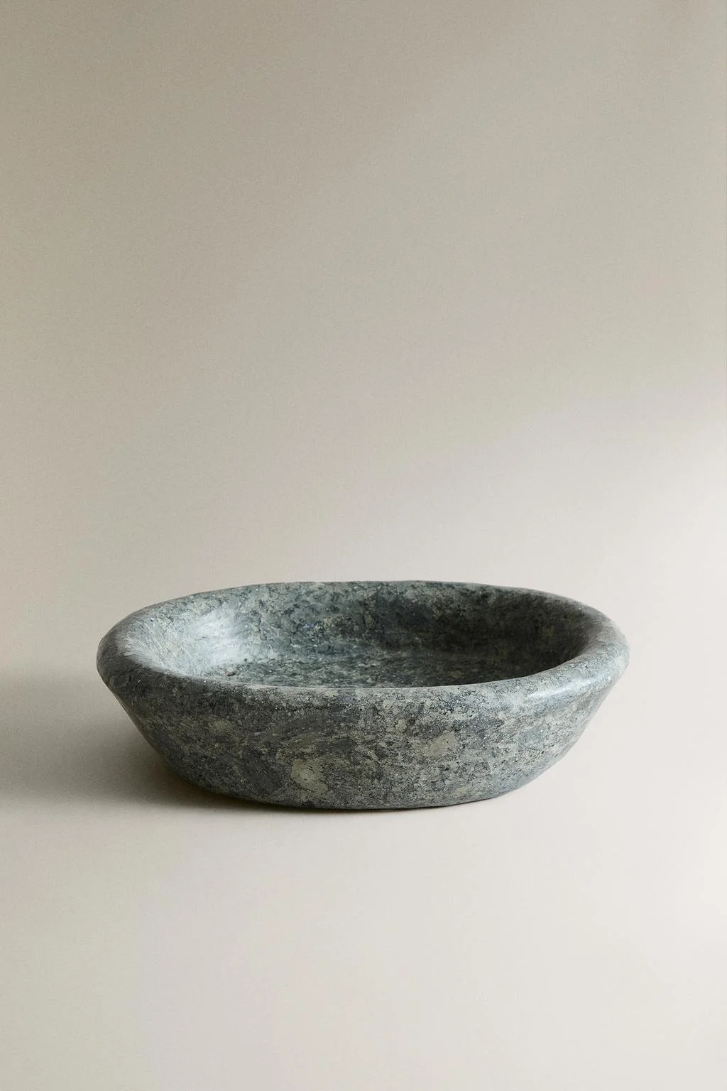 Зеленоватый вогнутый мраморный поднос