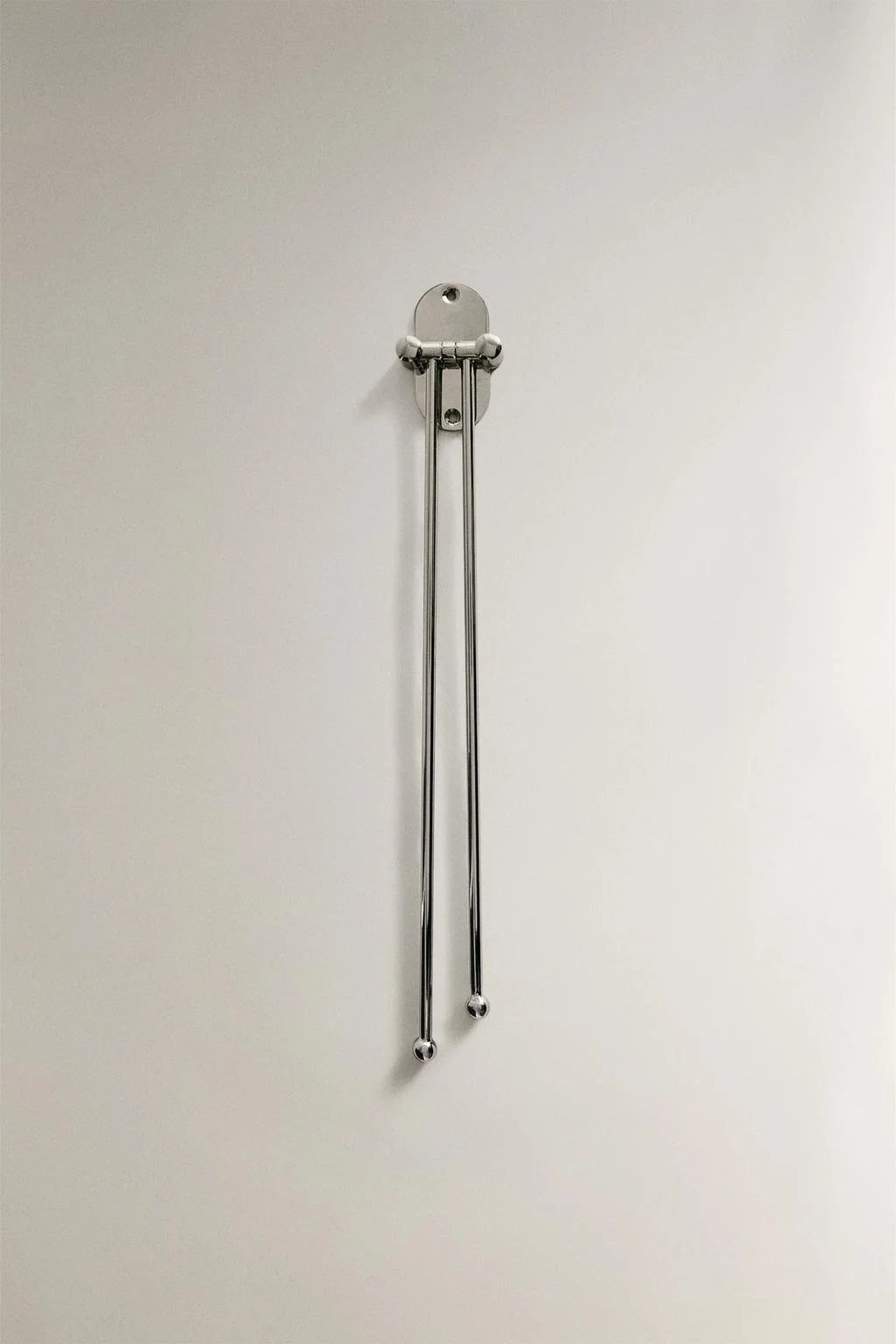 Светло-металлическая настенная полка для полотенец