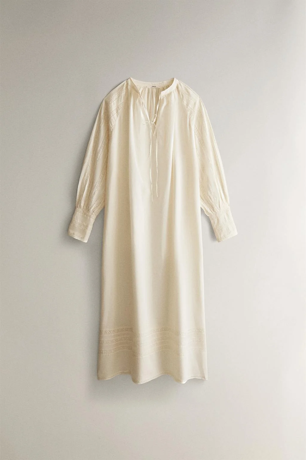 Ночное платье с ажурным кружевом — Носки и пижамы