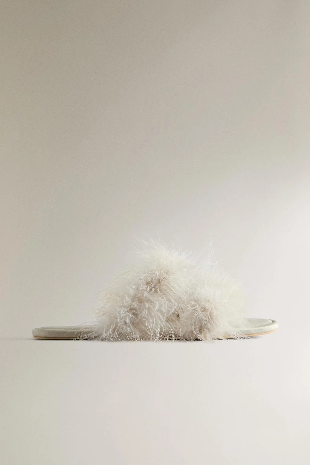 Открытые тапочки с перьями — Обувь для дома