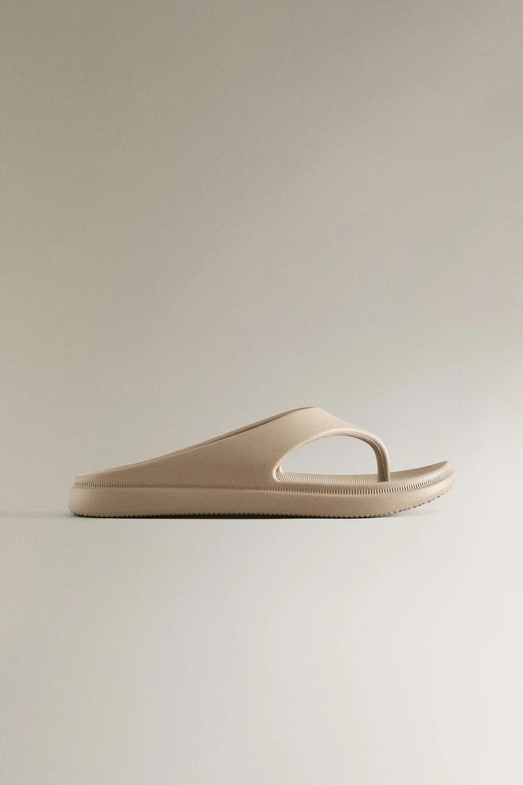 Резиновые плоские сандалии