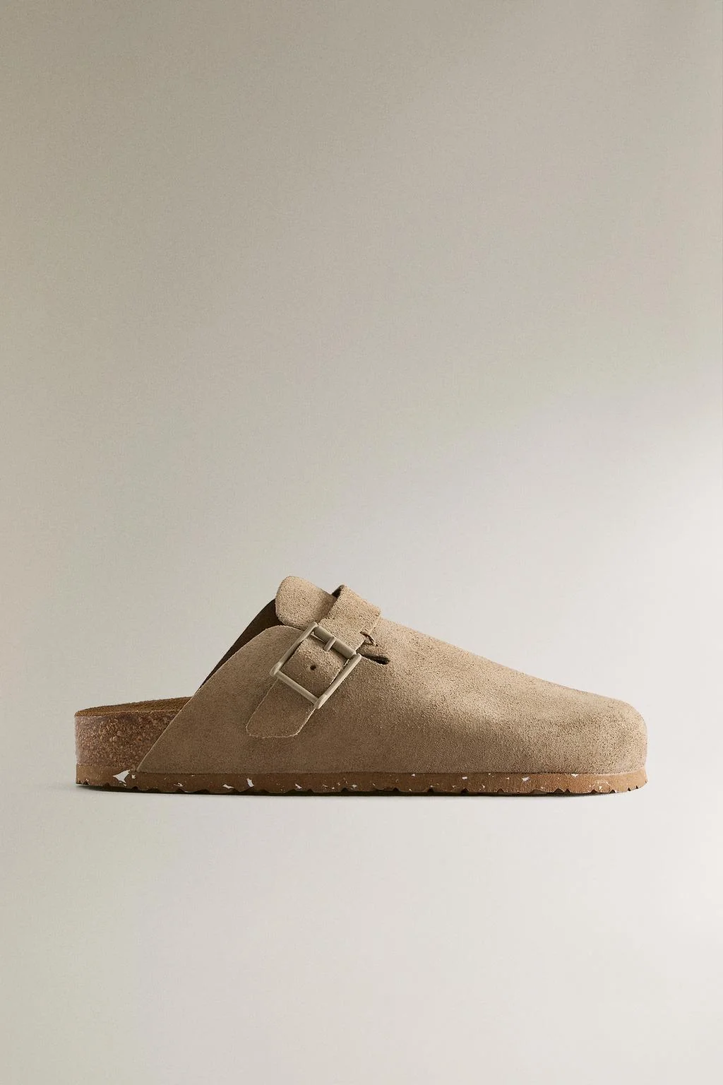 Кожаные сабо с пряжкой и контрастной строчкой — Женское