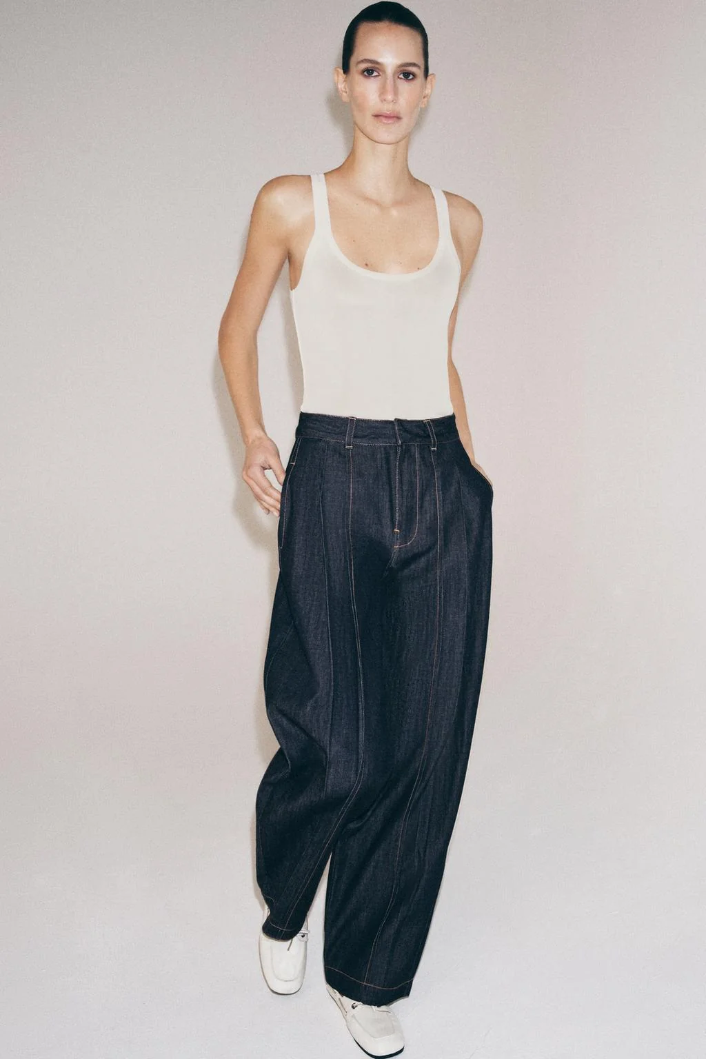 Тонкотрикотажный топ без рукавов