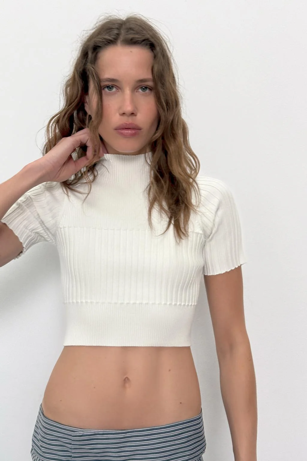 Рубчатый трикотажный укороченный топ — Базовые вещи