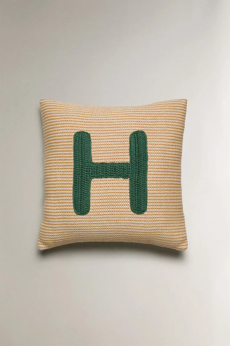 Детская подушка с вышивкой буквы H — Площадки и кушания