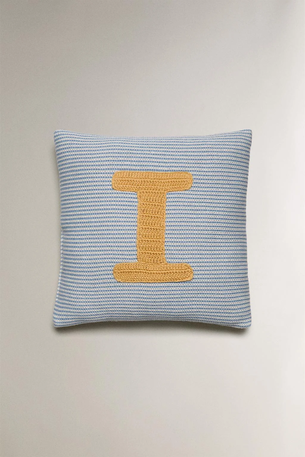 Детская подушка с вышивкой буквы I — Площадки и кушания