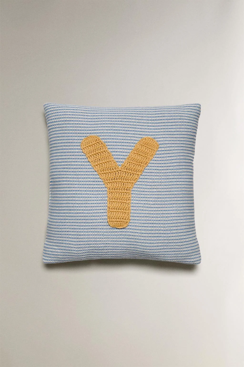 Детская подушка с вышитой буквой Y — Площадки и кушания