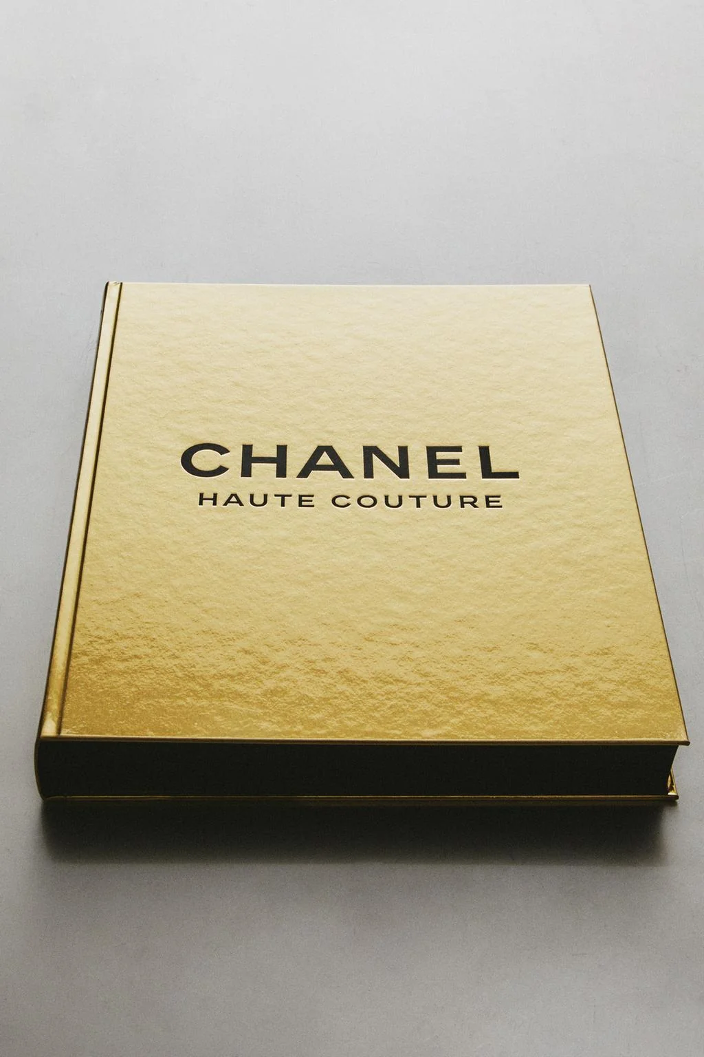 Книга о высокой моде Chanel