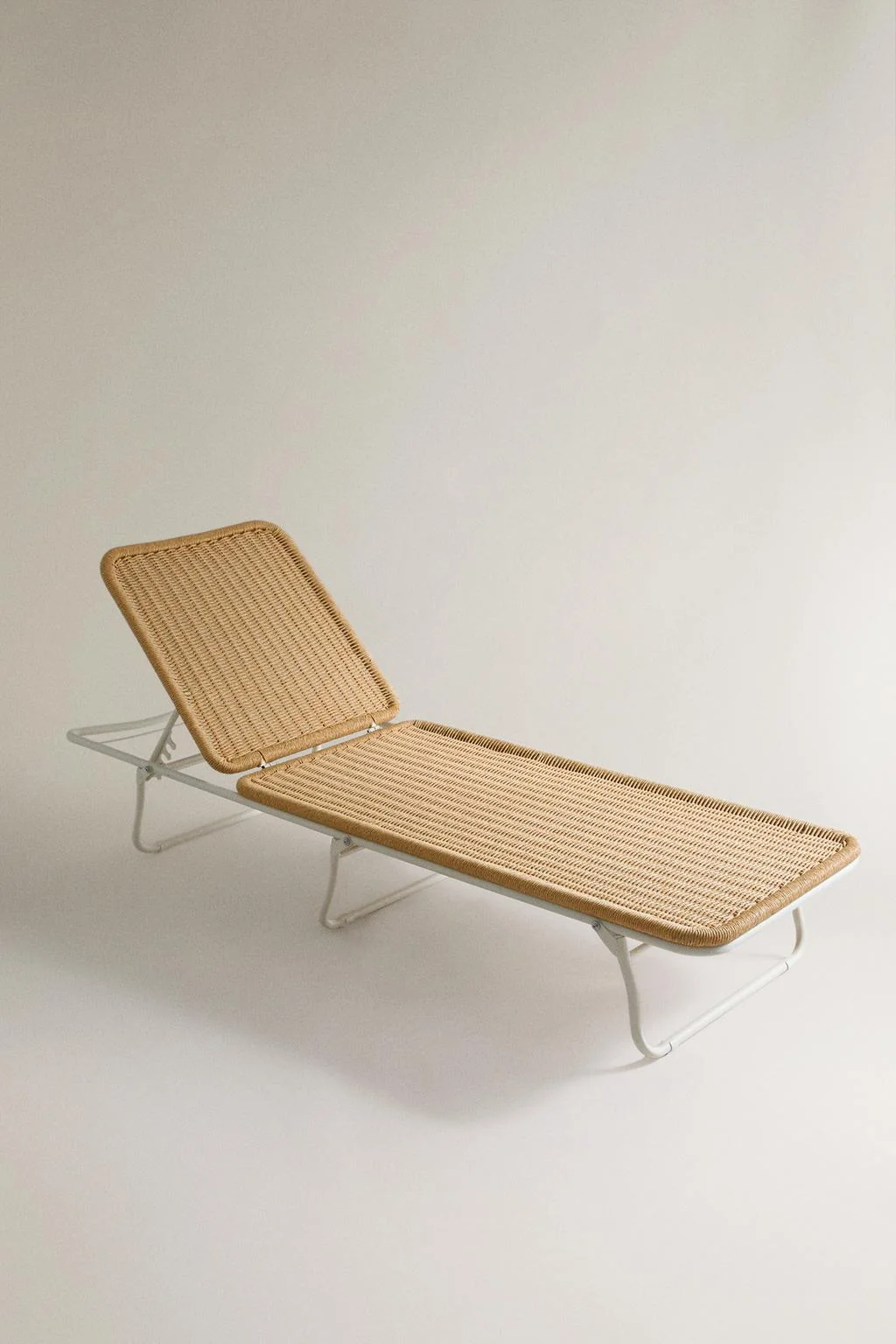 FOLDING OUTDOOR LOUNGER