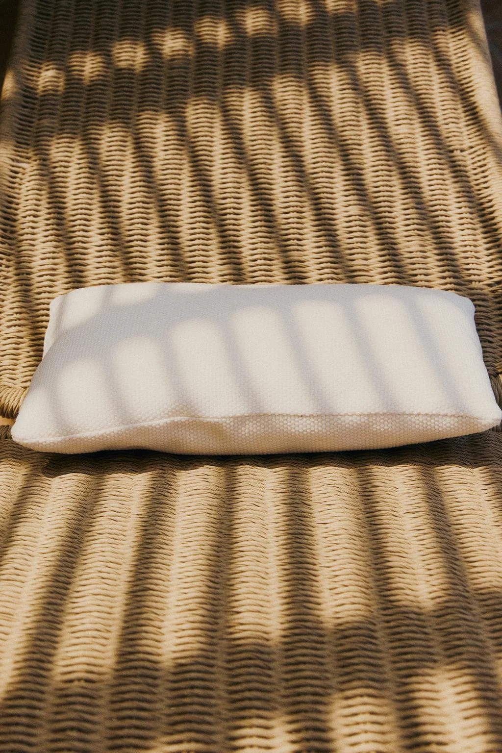 FOLDING OUTDOOR LOUNGER