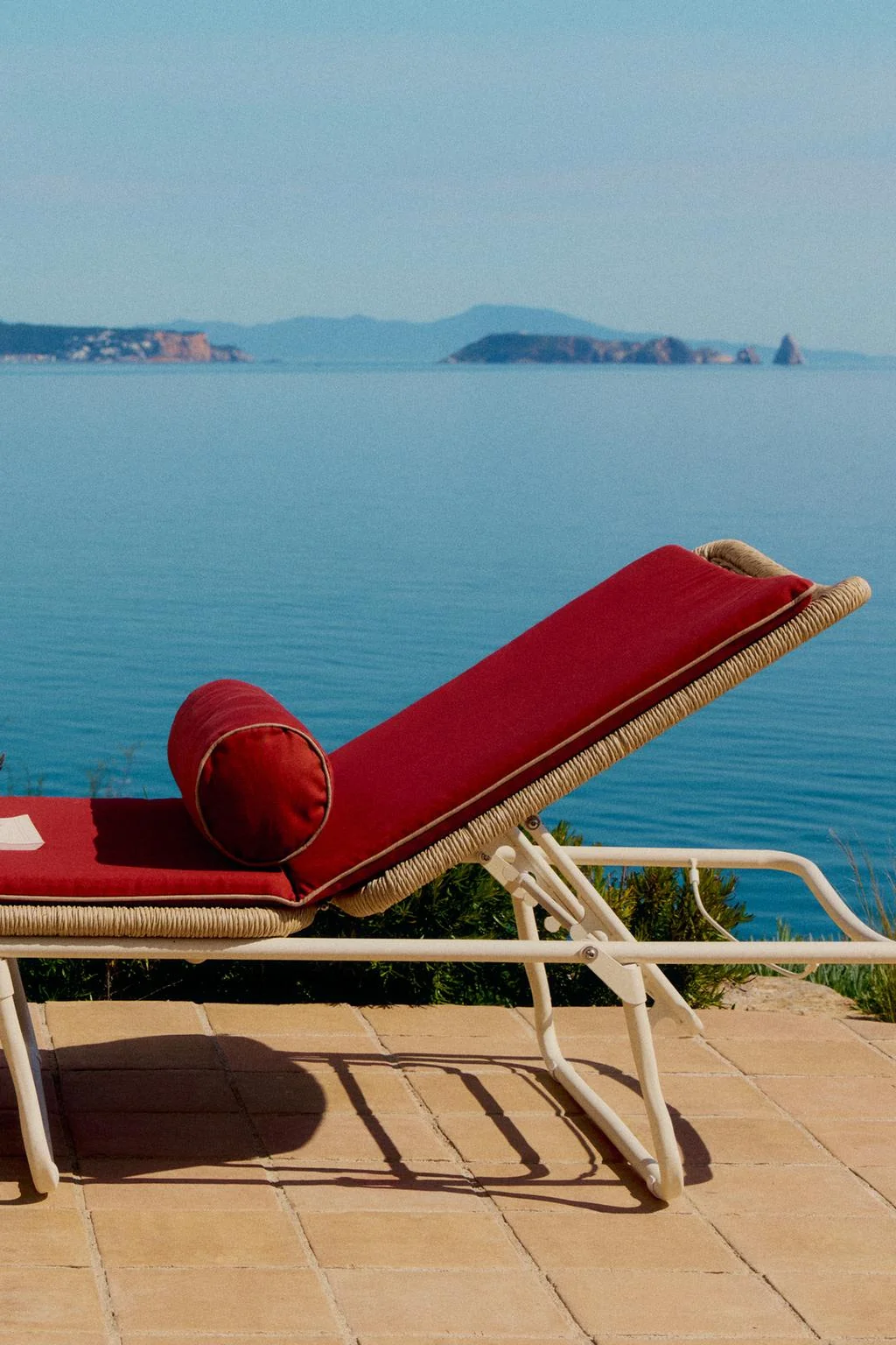 FOLDING OUTDOOR LOUNGER