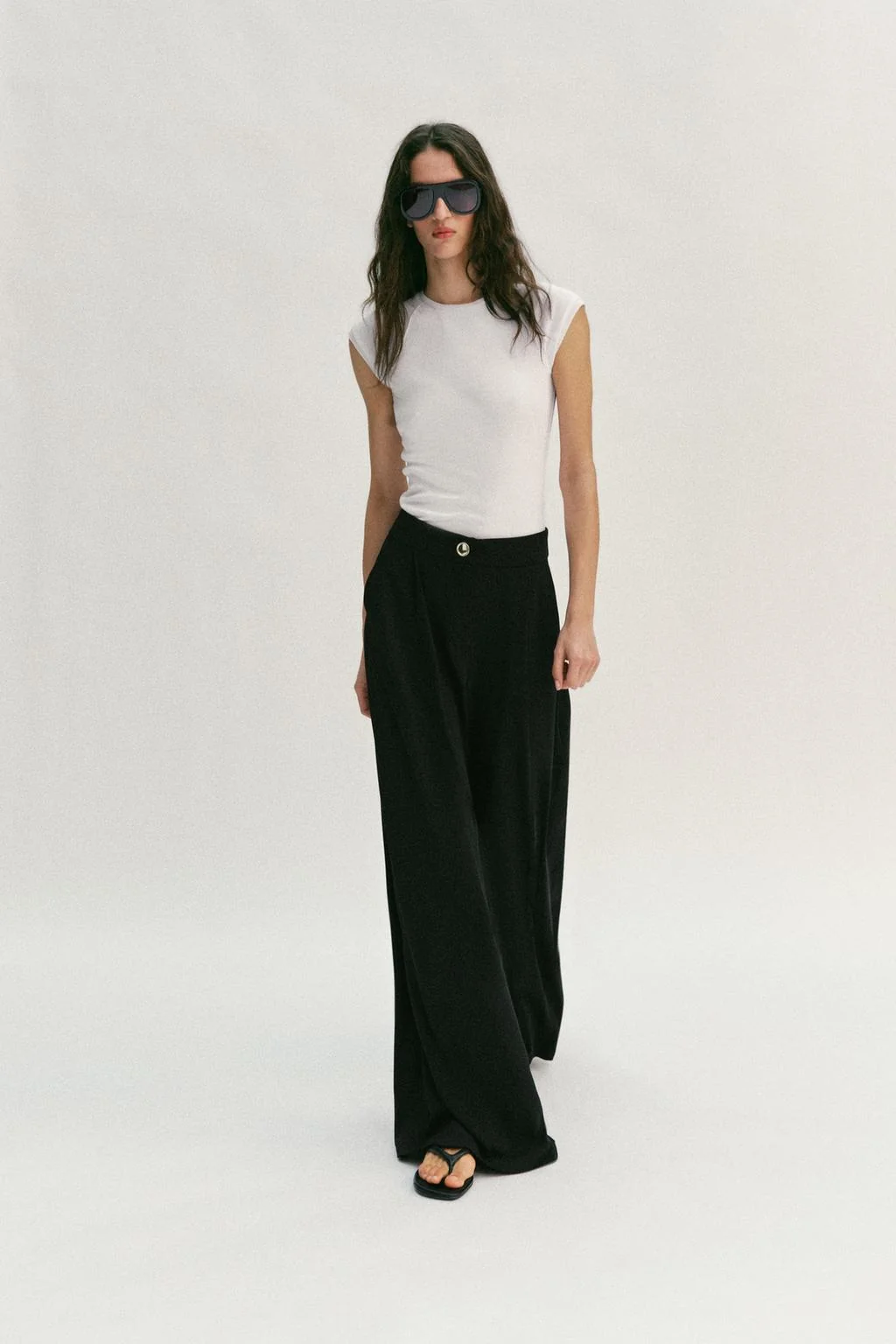 Широкие брюки с золотой пуговицей