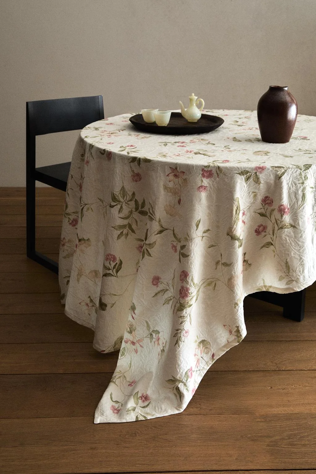 FLORAL JACQUARD TABLECLOTH