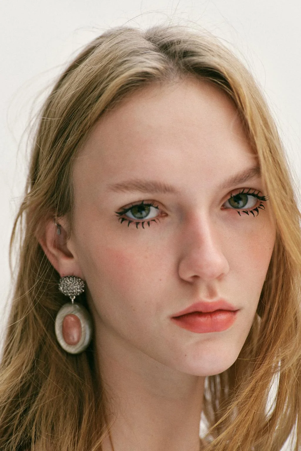 Серьги с блестящими камнями