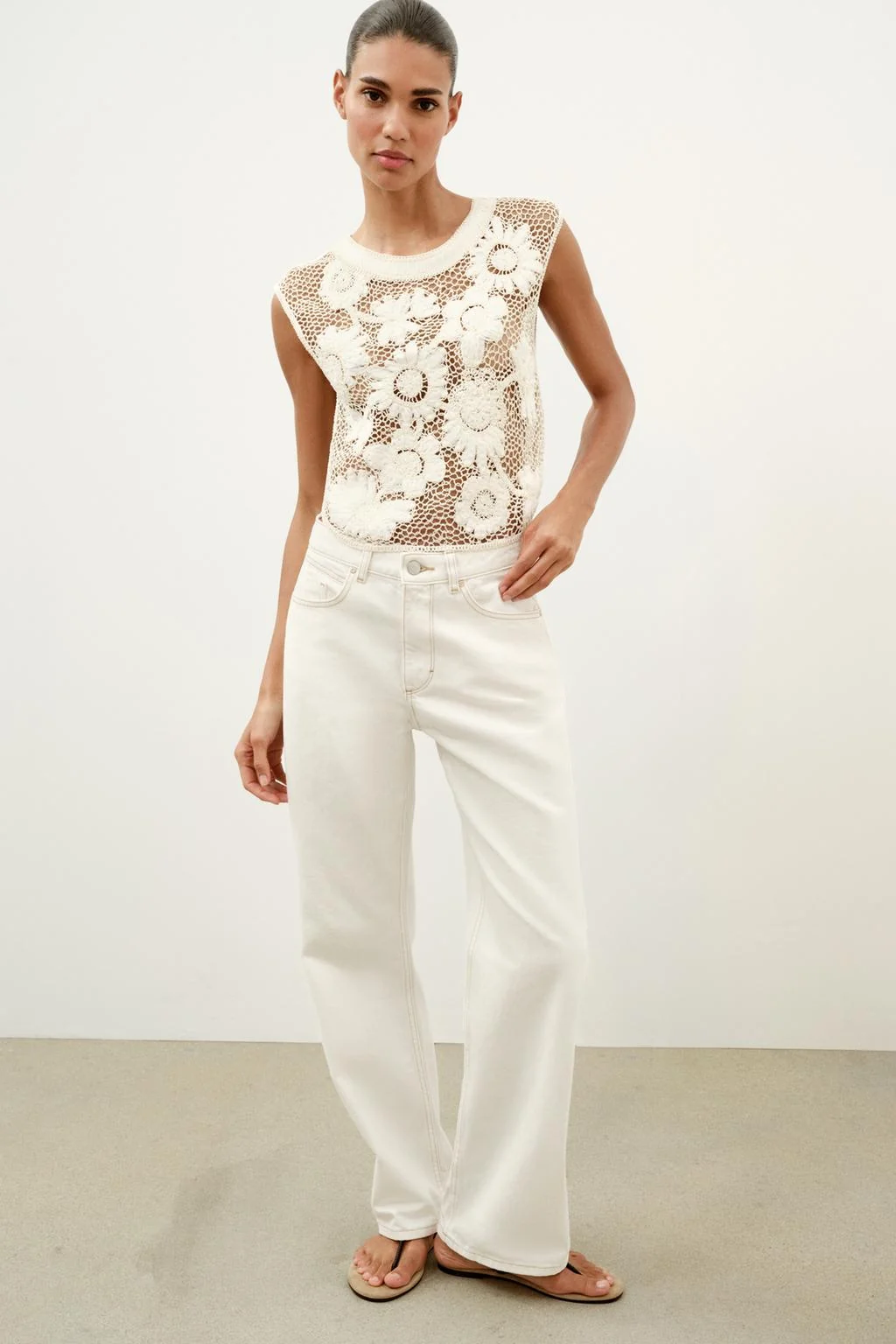 Топ с цветочным узором и вязанием крючком