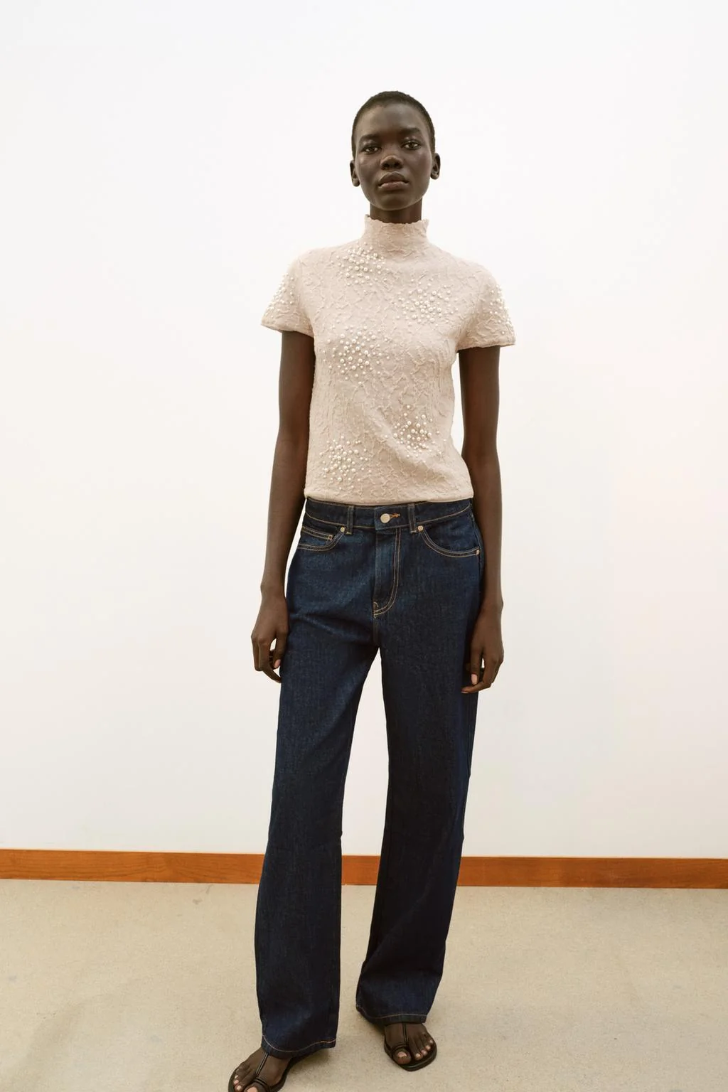 Трикотажный топ с эффектом сморщивания и искусственными жемчужинами