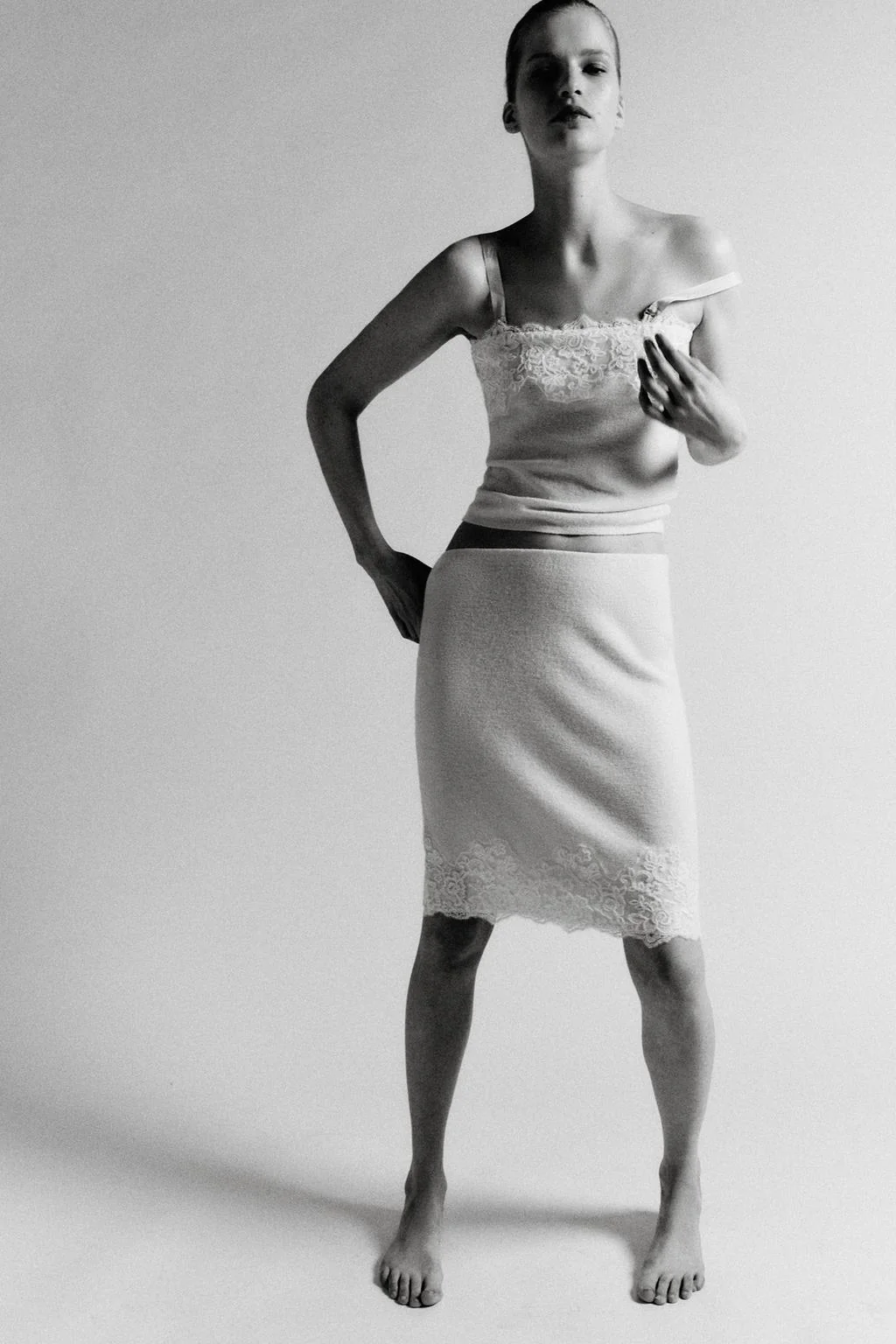 Трикотажный топ с кружевной вышивкой