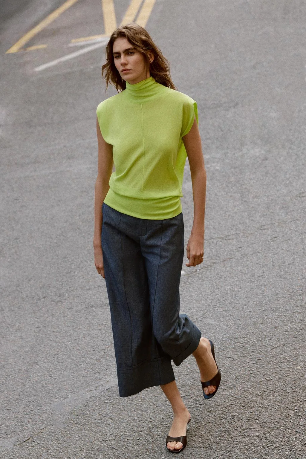 Трикотажный топ с высоким горлом и драпировкой