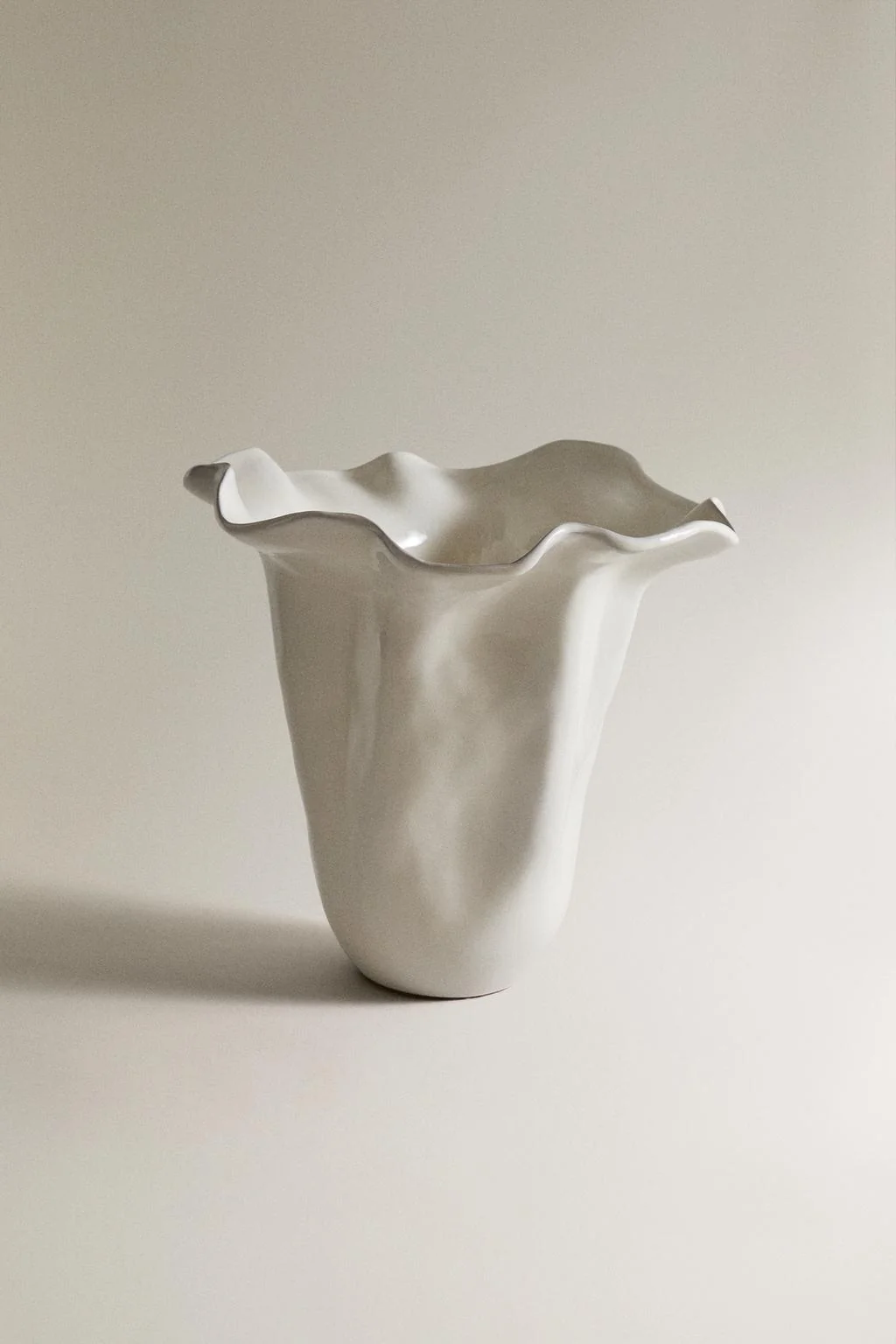 Глянцевая волнистая глиняная ваза — Вазы