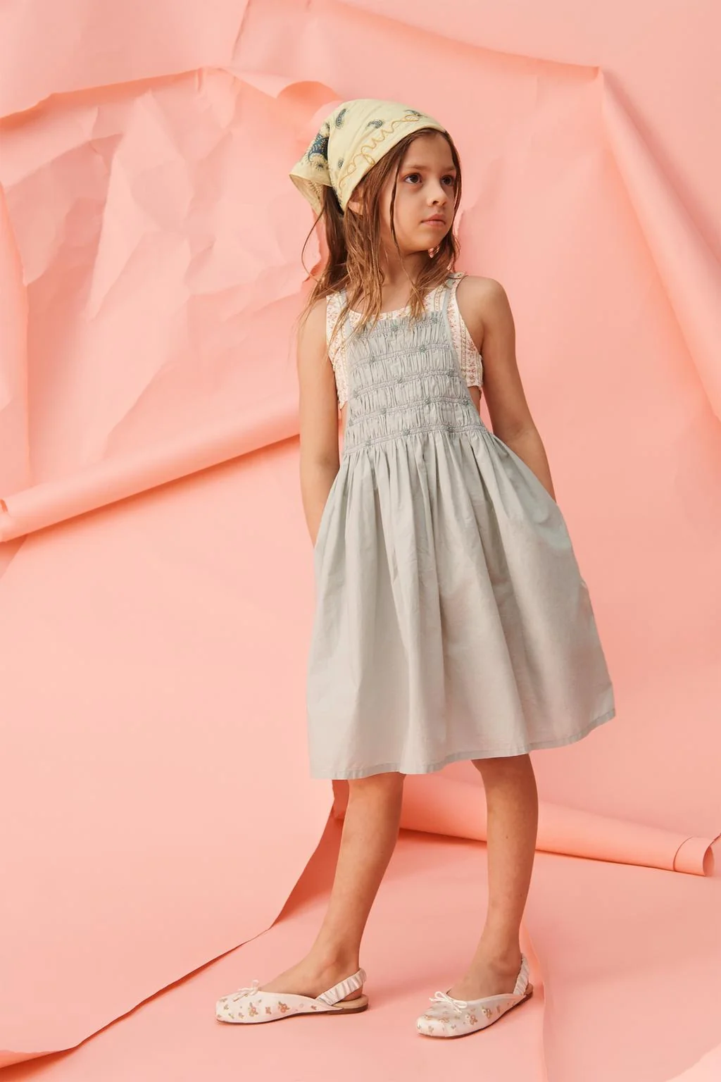 Ограниченная серия платье сарафан с вышивкой цветка и сборками