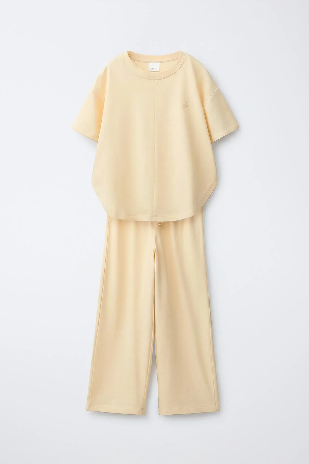 Комплект: однотонная футболка и брюки с широкими штанинами