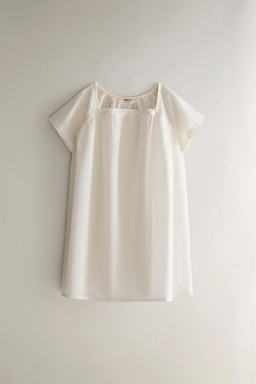 ДЕТСКОЕ ПЛАТЬЕ С КРУЖЕВНОЙ ОТДЕЛКОЙ