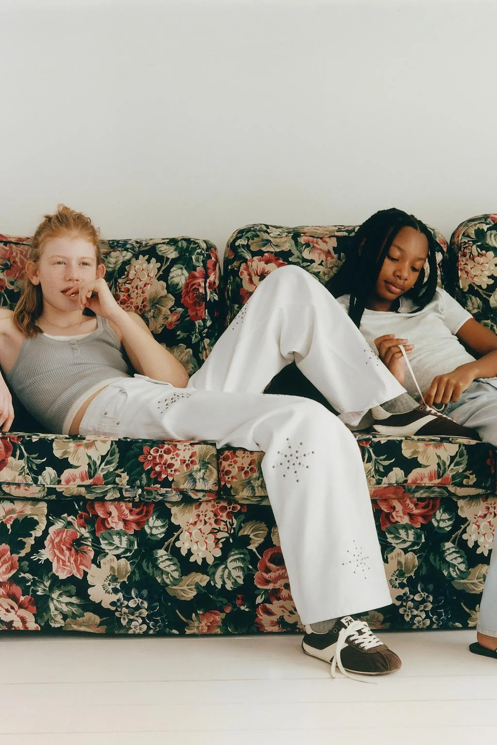 Джинсы с широкими штанинами и шипами