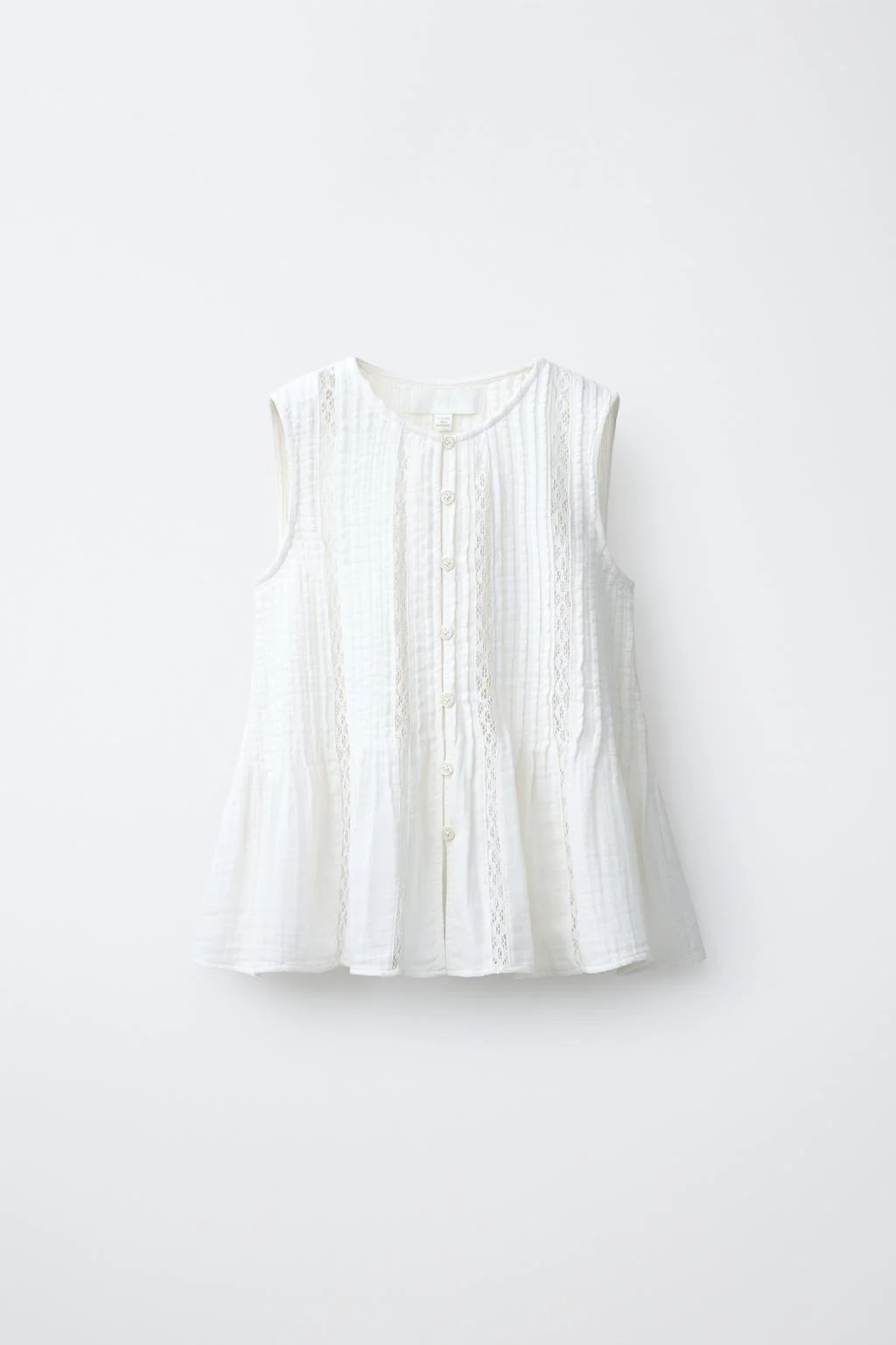 Рубашка с кружевной отделкой и вытачками