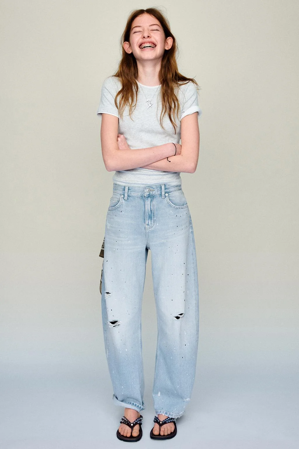 Рваные джинсы-багги со стразами