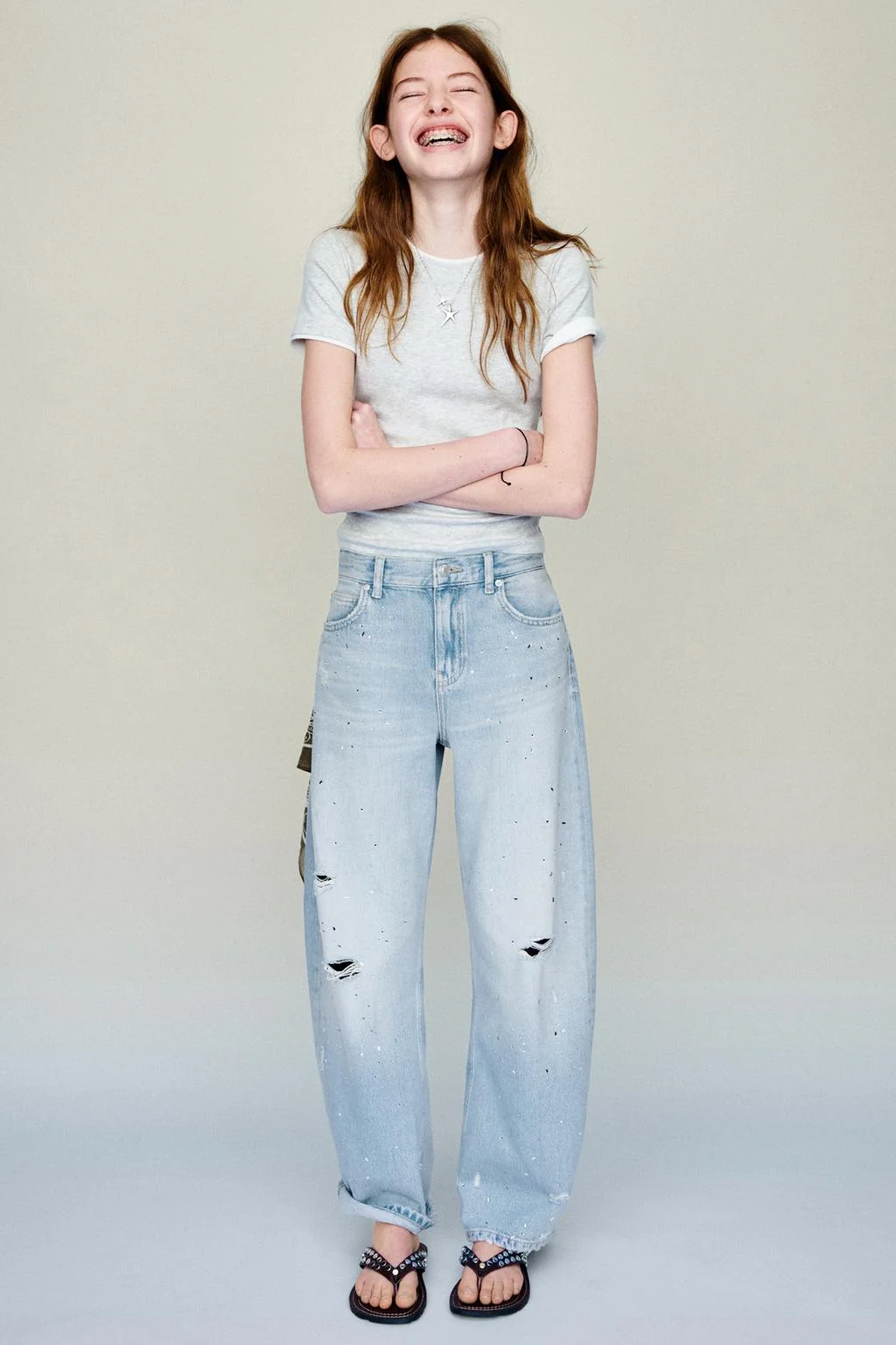 Рваные джинсы-багги со стразами