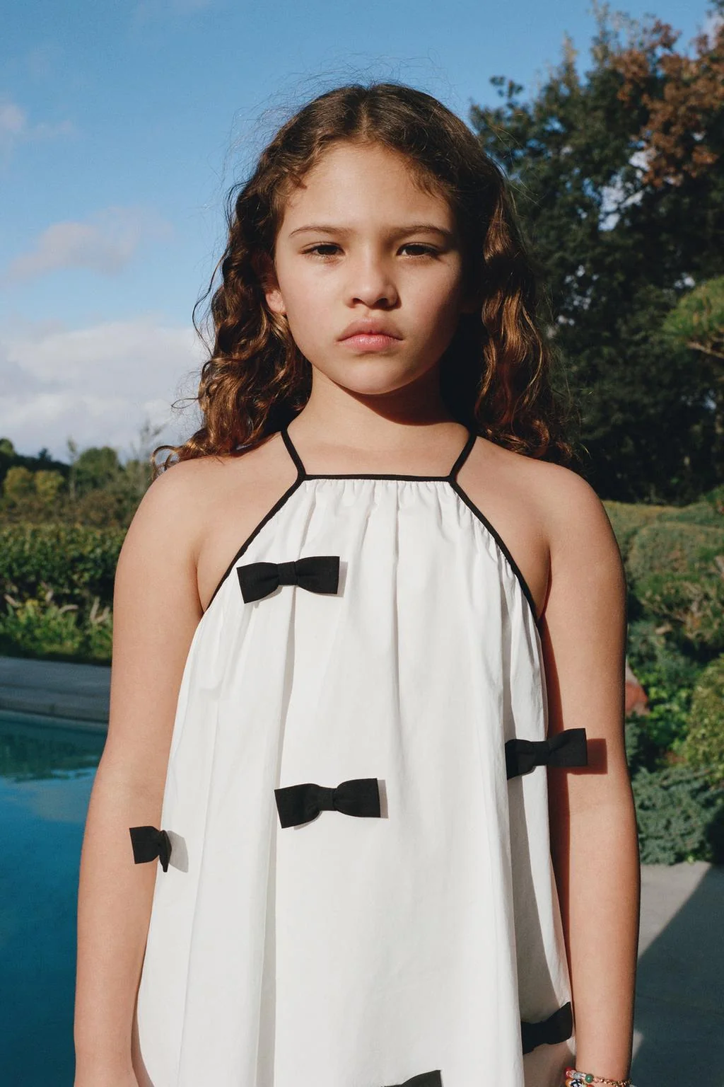 Платье с бантом на шее — Особый случай