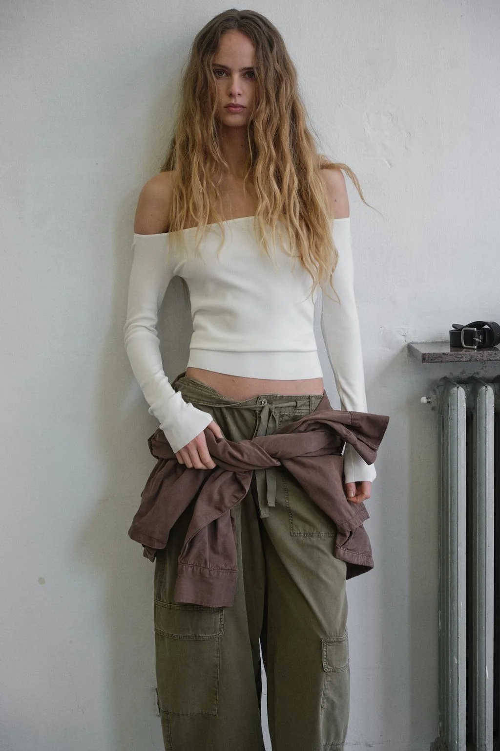 Трикотажный топ с открытыми плечами