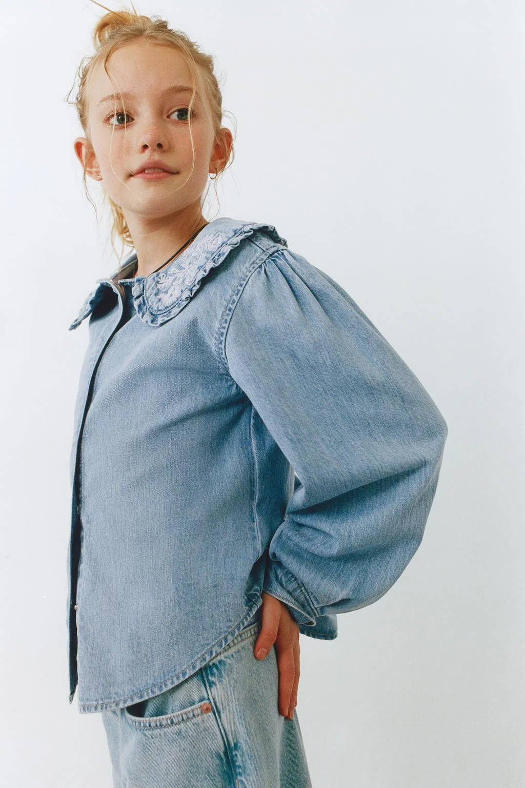 Джинсовая рубашка с вышивкой цветов на воротнике — Рубашки