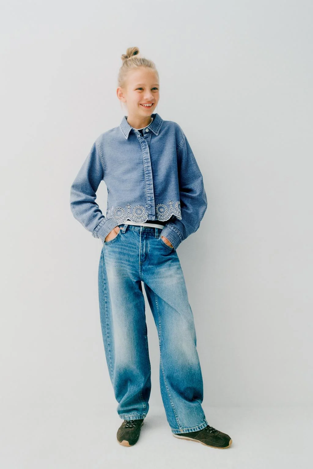 Джинсовая рубашка с вышивкой шиффли по низу — Рубашки