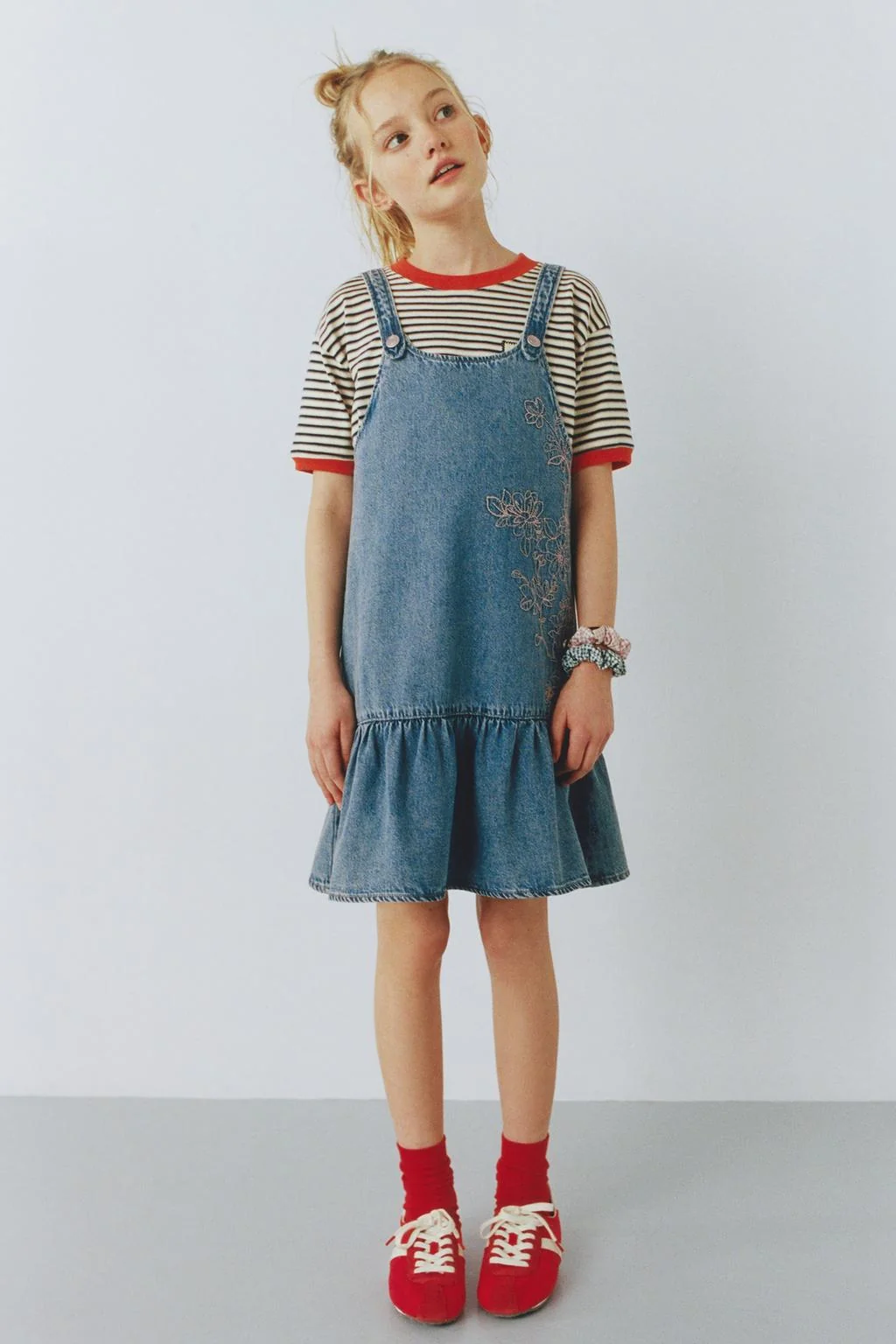 Джинсовое платье с вышитыми цветами