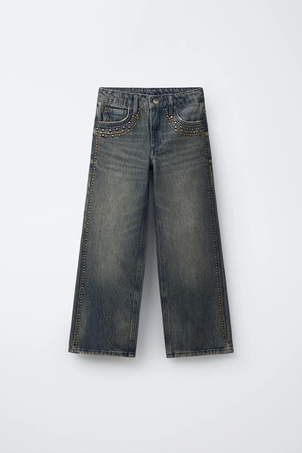 Джинсы с широкими штанинами и заклёпками