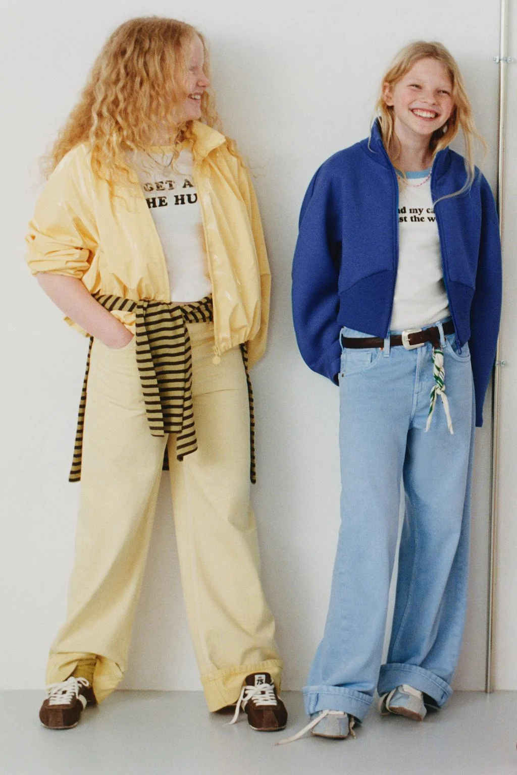 Джинсы с широкими штанинами с подворотом