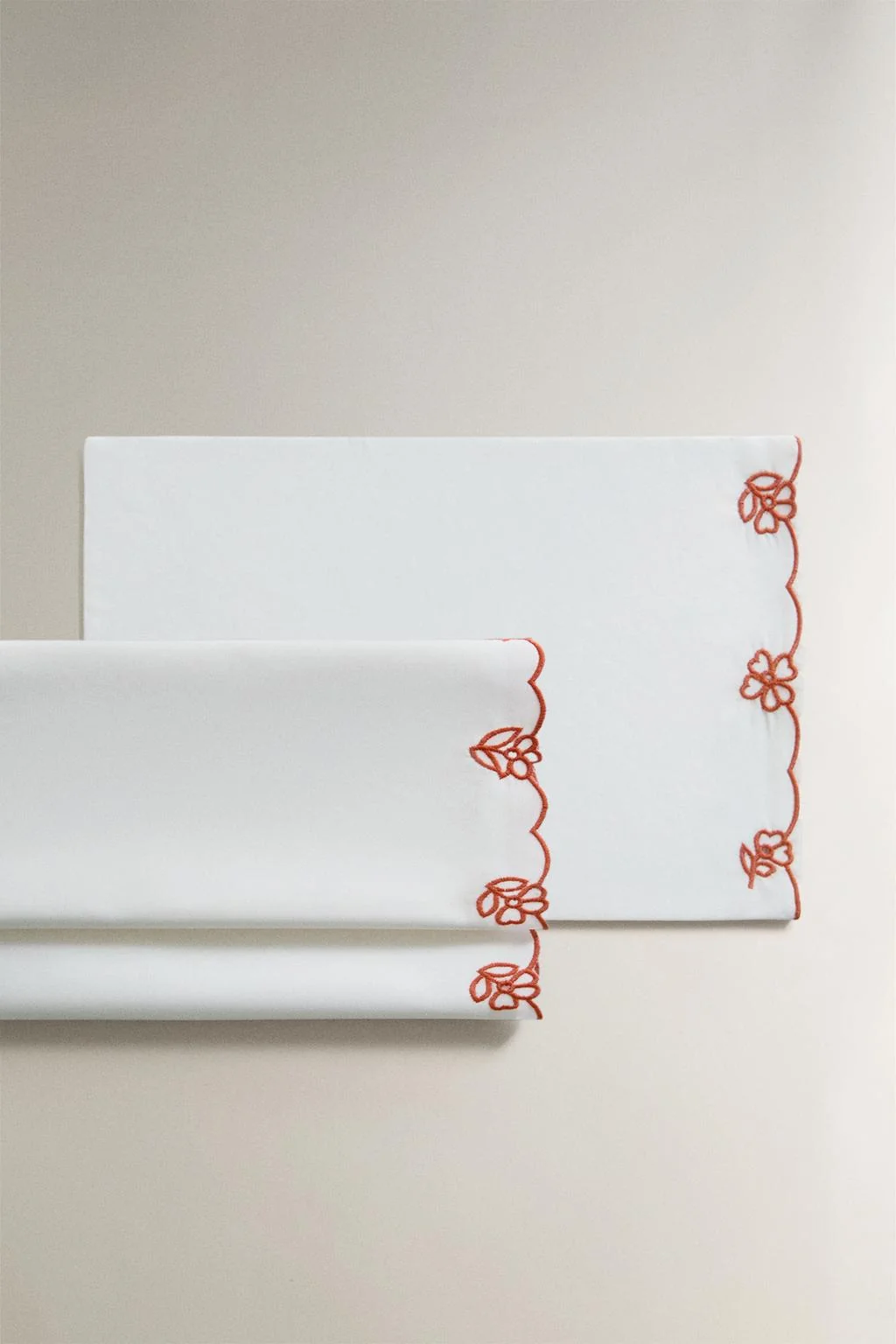COT PILLOWCASE AND FLAT SHEET SET WITH EMBROIDERED FLOWERS
