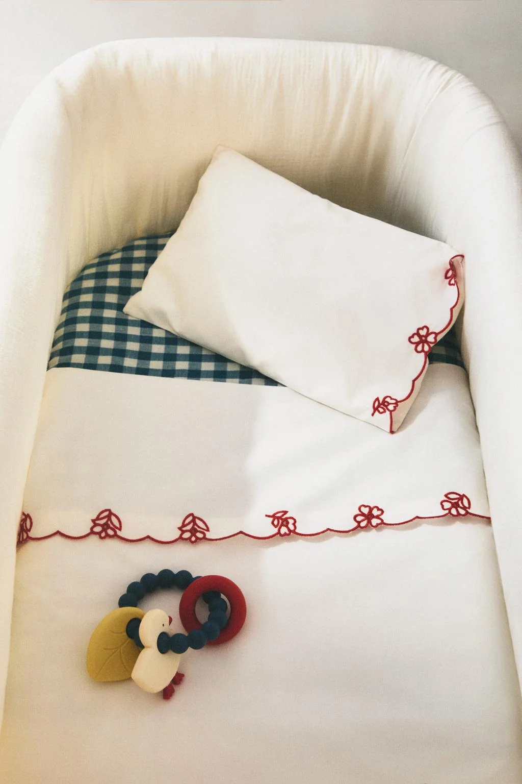 COT PILLOWCASE AND FLAT SHEET SET WITH EMBROIDERED FLOWERS