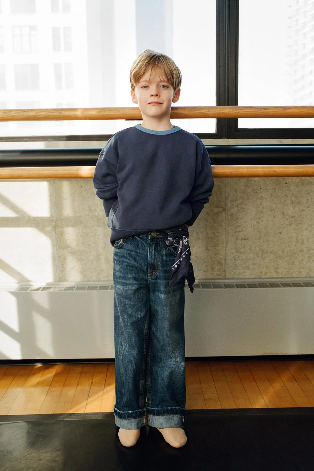 Свитшот с контрастным воротником и вырезами — Мов.01