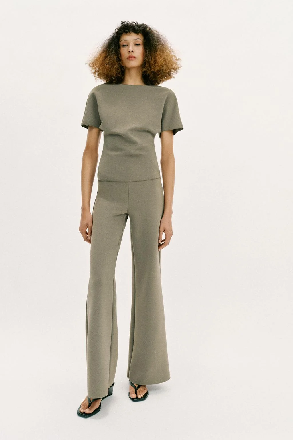 Топ с короткими рукавами и вырезами