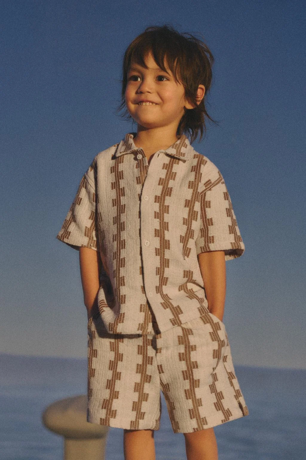 Шорты-бермуды с текстурным принтом