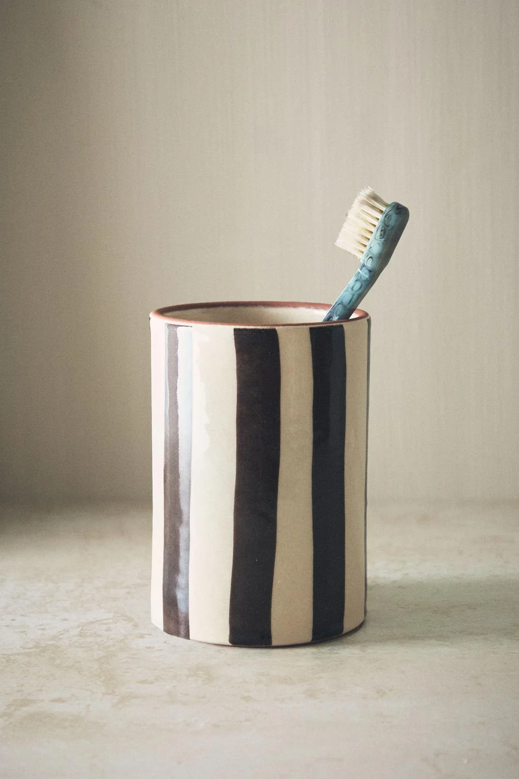КОРИЧНЕВЫЙ ПОЛОСАТЫЙ ДЕРЖАТЕЛЬ ДЛЯ ЗУБНЫХ ЩЕТОК