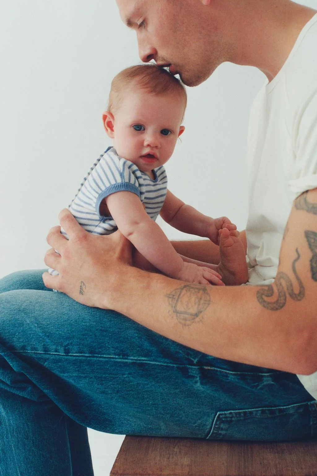 Трикотажный комбинезон в полоску с нашивкой кролика — Ромпера | Джинсы-комбинации